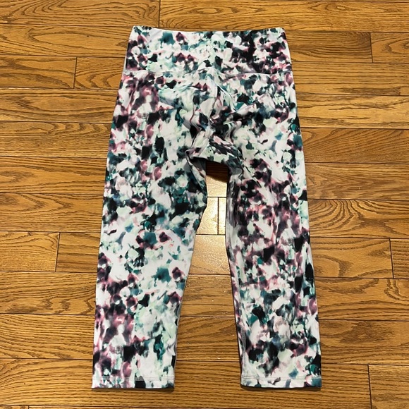 Old Navy Active white, green, pink and black splotch design capris Sz L - Picture 4 of 6